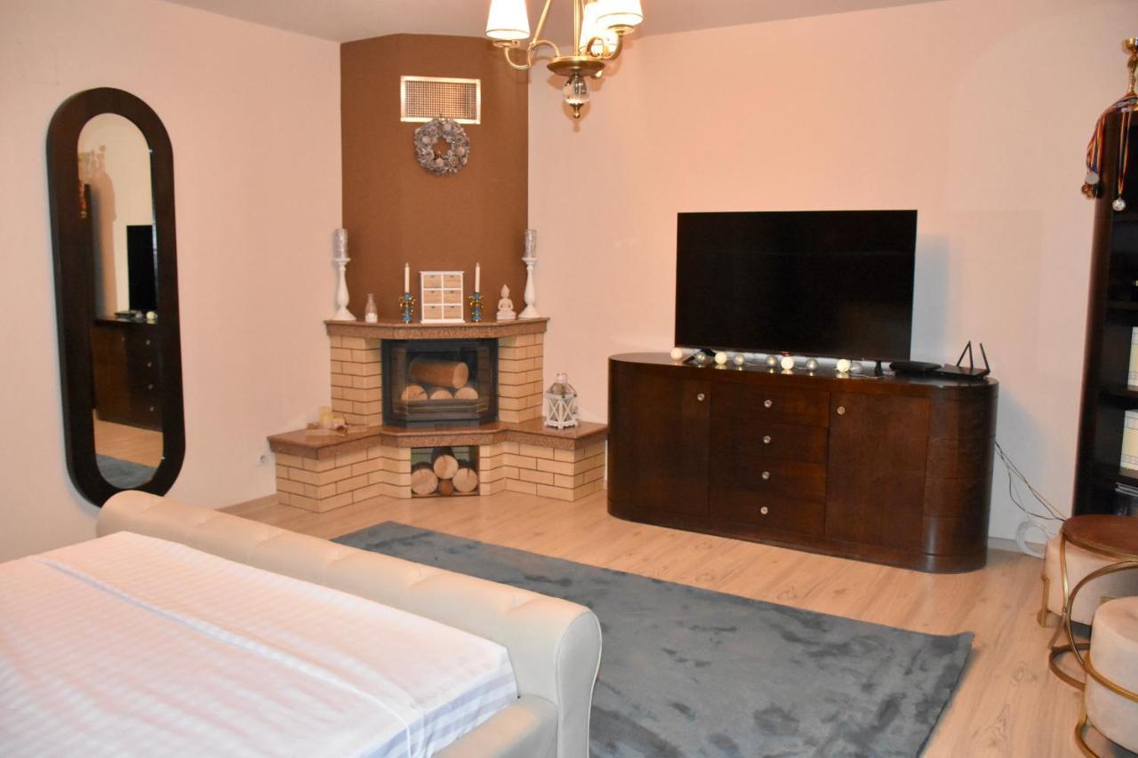 Janine Garden Hotel Brasov Ngoại thất bức ảnh