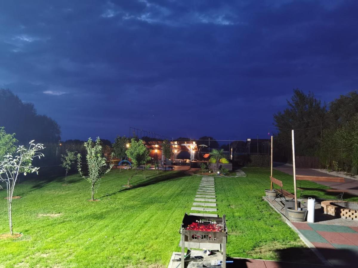 Janine Garden Hotel Brasov Ngoại thất bức ảnh