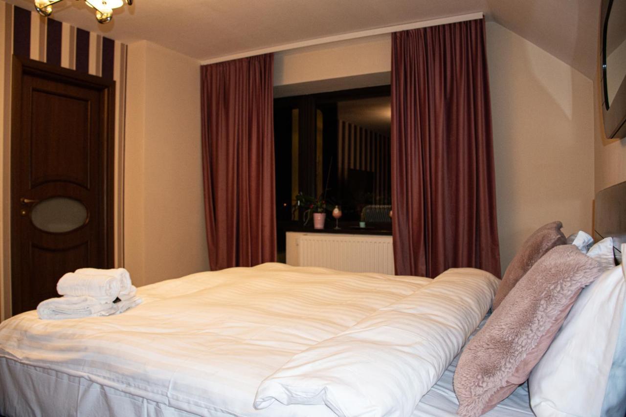 Janine Garden Hotel Brasov Ngoại thất bức ảnh