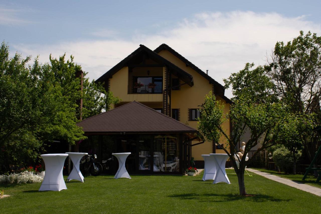 Janine Garden Hotel Brasov Ngoại thất bức ảnh