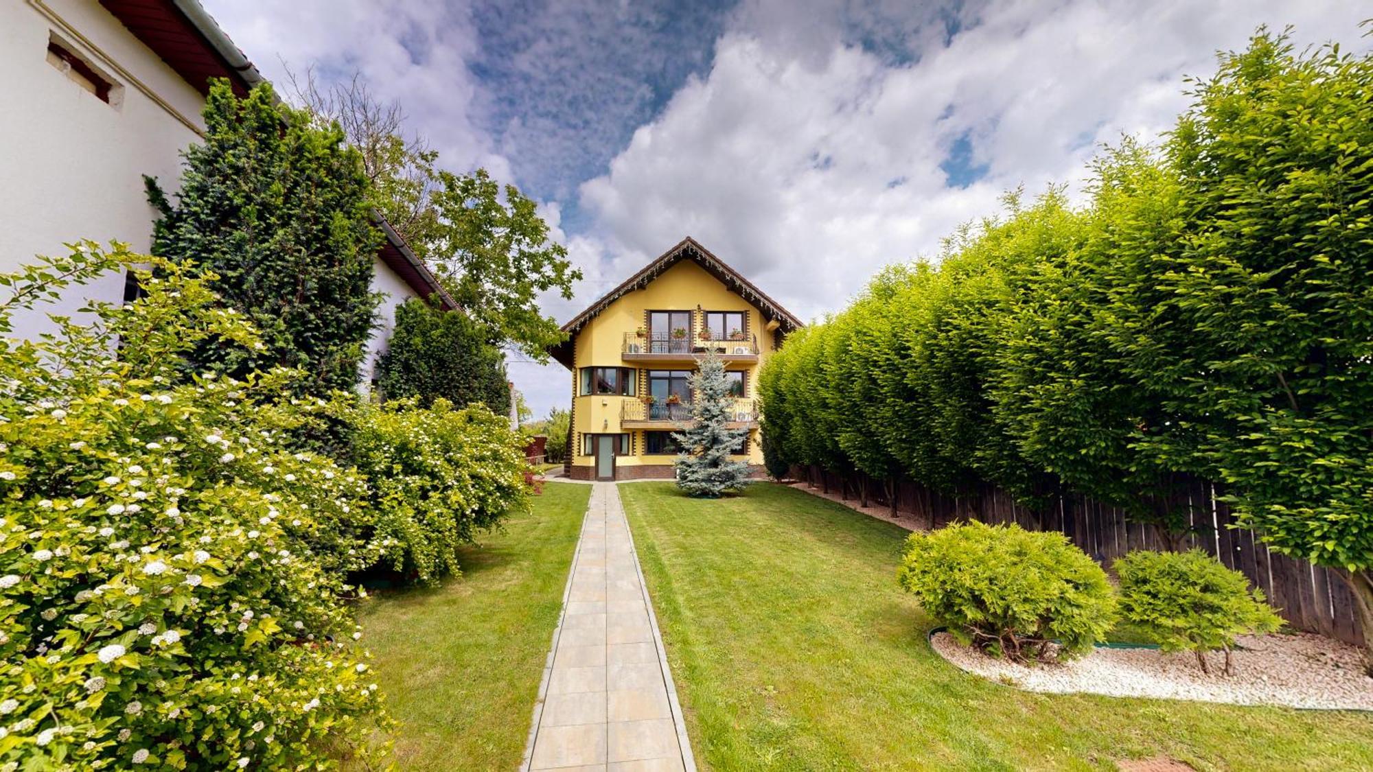 Janine Garden Hotel Brasov Ngoại thất bức ảnh